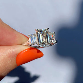 Bague de fiançailles en diamants à trois pierres et moissanite taille émeraude de 1,91 ct 