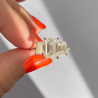 Anillo de compromiso con diamantes de moissanita de tres piedras con corte esmeralda de 1,91 ct 