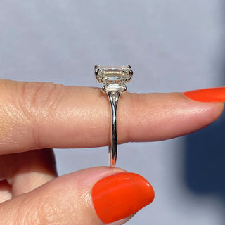 Anillo de compromiso con diamantes de moissanita de tres piedras con corte esmeralda de 1,91 ct 