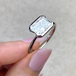 Bague de fiançailles avec diamant moissanite et émeraude à demi-lunette de 1,91 ct 