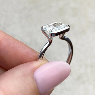 Bague de fiançailles avec diamant moissanite et émeraude à demi-lunette de 1,91 ct 