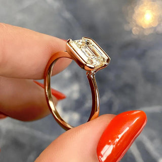 Bague de fiançailles avec diamant moissanite et émeraude à demi-lunette de 1,91 ct 