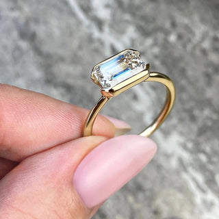 Bague de fiançailles avec diamant moissanite et émeraude à demi-lunette de 1,91 ct 