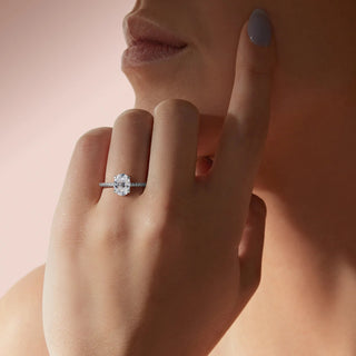 Bague de fiançailles en moissanite à halo caché de taille ovale de 1,91 ct 