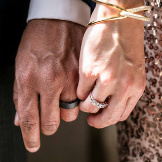 Alianza de boda de moissanita de cinco piedras con corte esmeralda de 1,0 ct 