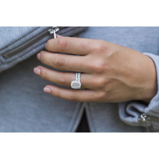 Bague de fiançailles solitaire allongée en forme de coussin de 5,0 ct avec halo caché et pavé de moissanite