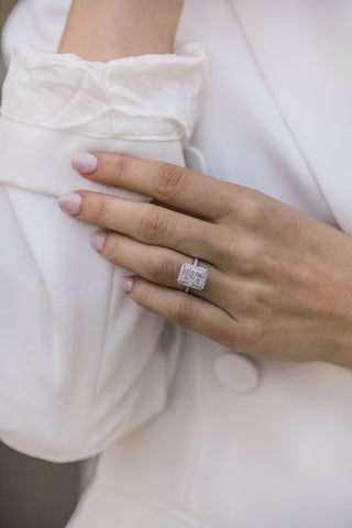 Bague de fiançailles en moissanite avec halo radiant et pavé de glace pilée de 3,50 ct