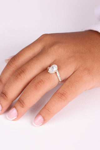 Bague de fiançailles en moissanite taille poire de 2,0 carats de style tension 