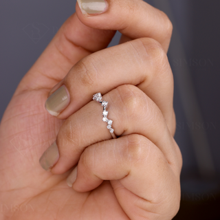 Alliance de mariage en zigzag avec diamants en moissanite à coupe ronde pour femme 