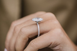 Bague de fiançailles ovale à trois côtés avec halo de diamants en moissanite pavée de 3,85 ct