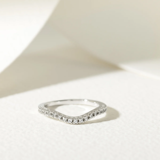 Alliance de mariage en or blanc 18 carats avec diamant rond incurvé et moissanite de 0,21 ct