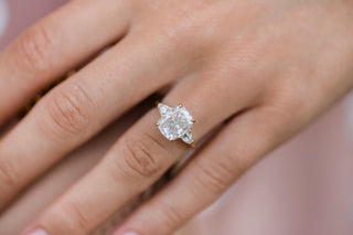 Bague de fiançailles en diamants à trois pierres en moissanite avec coussin allongé de 4,20 ct