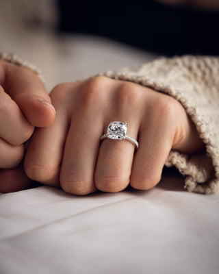 Anillo de compromiso con engaste pavé de diamantes CVD de talla cojín de 2,0 a 4,18 quilates