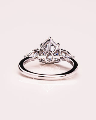 Bague de fiançailles à trois pierres avec diamants en forme de poire F/VS2 CVD de 1,09 à 3,09 ct