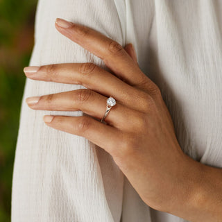 Anillo de compromiso con diamante y moissanita de corte redondo y cuerpo único de 2,0 quilates