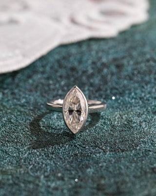 Anillo de compromiso con diamantes en forma de cono de diamante de corte ovalado de 1,0 a 3,0 quilates