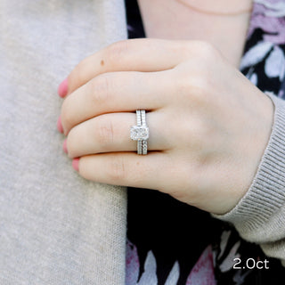 Anillo de compromiso con pavé de diamantes y moissanita radiante engastado en forma de catedral de 2,0 quilates en oro blanco de 14 quilates