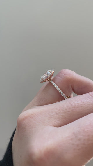 Bague de fiançailles avec halo et pavé de moissanite taille ovale de 1,53 ct