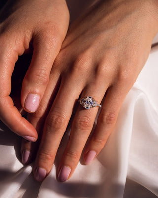 Anillo de compromiso con diamantes de estilo CVD ovalados de tres piedras de 1,50 a 3,0 quilates