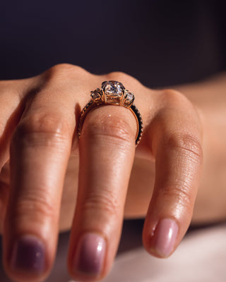 Anillo de compromiso con diamantes de estilo CVD ovalados de tres piedras de 1,50 a 3,0 quilates