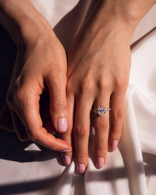 Anillo de compromiso con diamantes de estilo CVD ovalados de tres piedras de 1,50 a 3,0 quilates