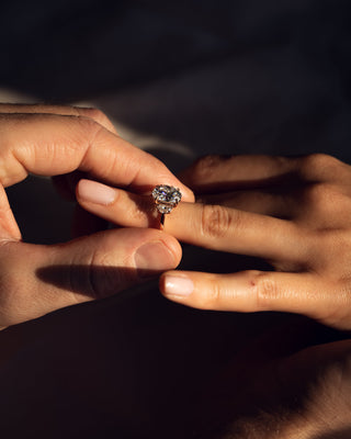 Anillo de compromiso con tres piedras de diamante CVD ovalado de 1,0 a 3,0 quilates