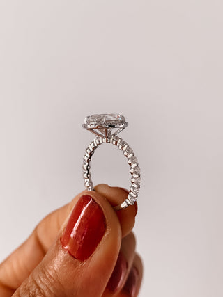 Anillo de compromiso con engaste pavé de halo de diamantes CVD en forma de pera de 1,93 a 2,93 quilates