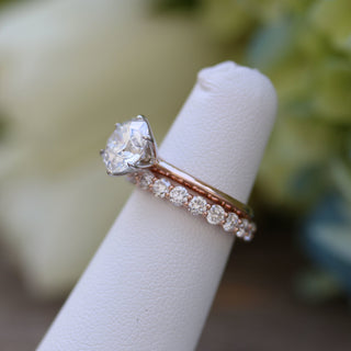 Anillo de compromiso de moissanita de seis puntas y diamante redondo de 2,50 ct en oro blanco de 14 quilates