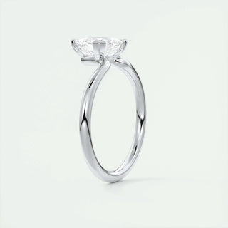 Anillo de compromiso con solitario de diamantes de talla trillón F-VS1 de 1,5 ct