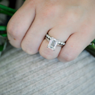 Bague de fiançailles avec solitaire en diamant et moissanite taille émeraude serti cathédrale de 1,75 ct