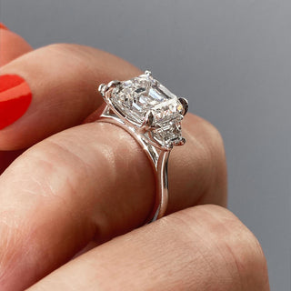 Bague de fiançailles à trois pierres en moissanite de forme Asscher de 2,03 ct