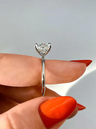 Anillo de compromiso con halo oculto de diamantes de talla cojín F-VS1 de 2 ct