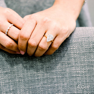 Anillo de compromiso solitario de diamantes y moissanita engastados en forma de catedral en forma de pera de 4,0 ct para mujer