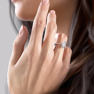 Anillo de compromiso con moissanita engastada en pavé con halo oculto y talla marquesa de 1,58 quilates