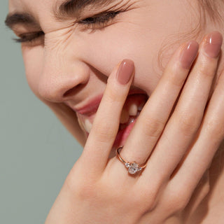 Bague de fiançailles à trois pierres en moissanite de forme ovale de 0,94 ct