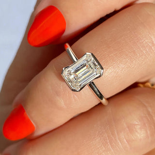 Bague de fiançailles avec solitaire en moissanite et émeraude à demi-lunette de 1,91 ct