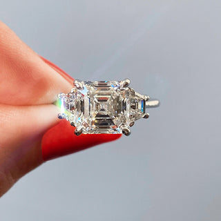 Anillo de compromiso de tres piedras de moissanita en forma Asscher de 2,03 quilates