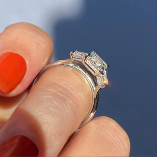 Bague de fiançailles à trois pierres en moissanite en forme d'émeraude de 1,91 ct