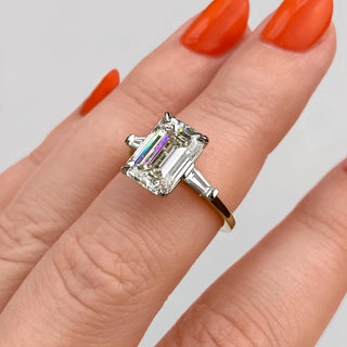 Bague de fiançailles à trois pierres en moissanite en forme d'émeraude de 1,91 ct