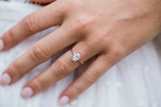 Bague de fiançailles solitaire à coupe ovale de 1,33 ct avec halo caché en moissanite