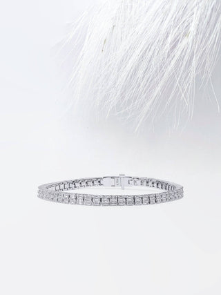 Bracelet tennis à deux rangs en or blanc avec moissanite taille émeraude et diamants