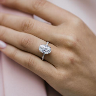 Bague de fiançailles avec solitaire ovale pavé de moissanite de 4,0 ct