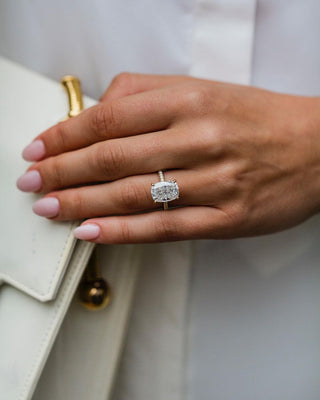 Bague de fiançailles avec solitaire pavé en moissanite coussin de 5,70 ct