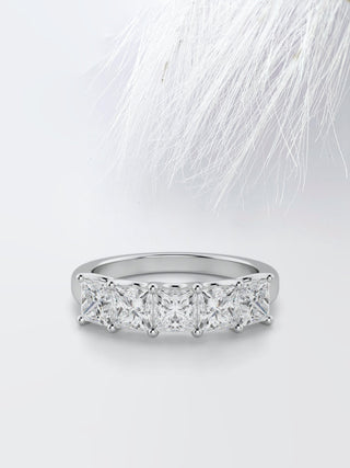 Alliance de mariage en or blanc avec cinq diamants et moissanite princesse de 1,95 ct