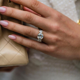 Bague de fiançailles à trois pierres en moissanite avec coussin en glace pilée de 4,0 ct