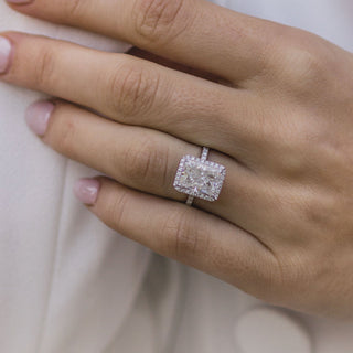 Anillo de compromiso con diamantes de moissanita y halo único y radiante de 3,50 quilates