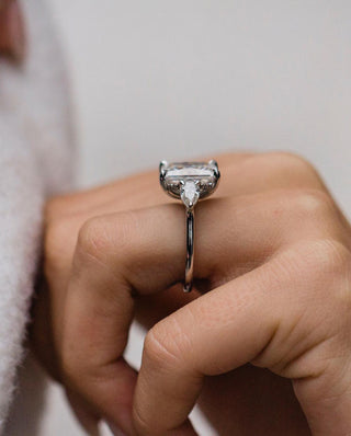 Anillo de compromiso de moissanita de tres piedras radiante de 5,0 quilates