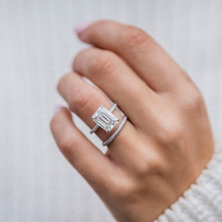 Bague de fiançailles solitaire en émeraude de 4,30 ct avec halo caché et moissanite pavée