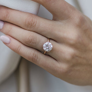 Anillo de compromiso solitario con diamante de moissanita de cuatro puntas y forma redonda de 3,0 quilates