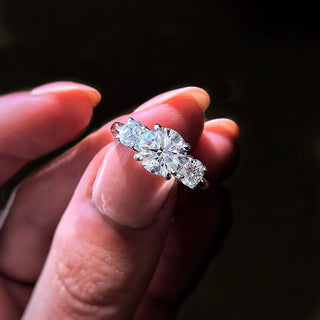 Bague de fiançailles solitaire en diamant et moissanite ronde à trois pierres de 1,20 ct